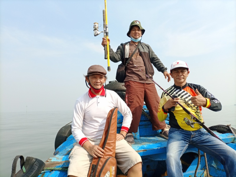 Naik perahu dari dermaga bakbu Matinda, pemancing hendak ke bagang. Foto: BeritaTrana.com dan Aksi.id