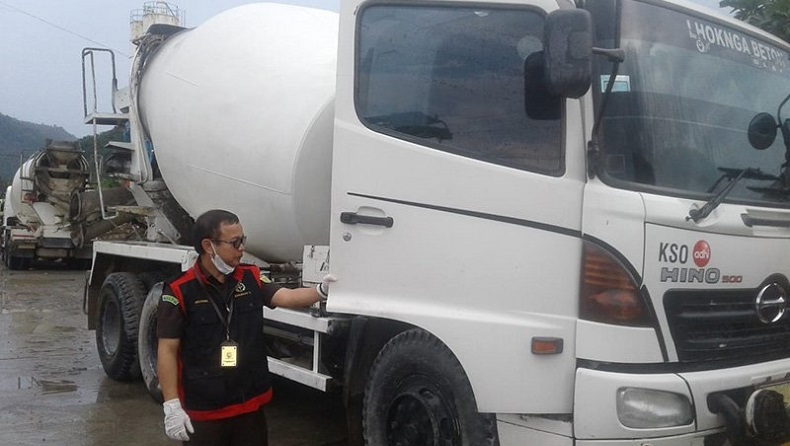 Penyidik memeriksa truk pengaduk semen yang disita dalam kasus tindak pidana korupsi di Aceh Besar, Kamis (18/3/2021). (Foto: Antara)