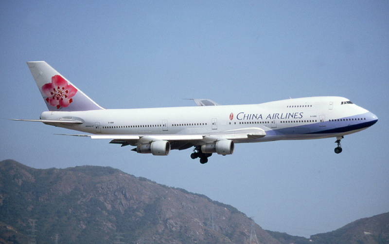 China Airlines menerbangkan penerbangan wisata pada hari Sabtu untuk menandai berakhirnya layanan 747-400 penumpangnya. Pesawat, B-18215, berangkat dengan penerbangan lima jam, membawa 375 penumpang.