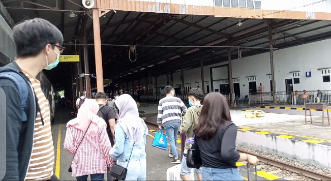 Penumpang turun dari KA Taksaka di Stasiun Purwokerto