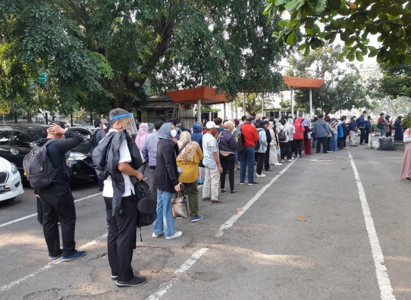 Antrean pengguna KRL di Stasiun Bekasi mengular pada Senin (22/3/2021) pagi.