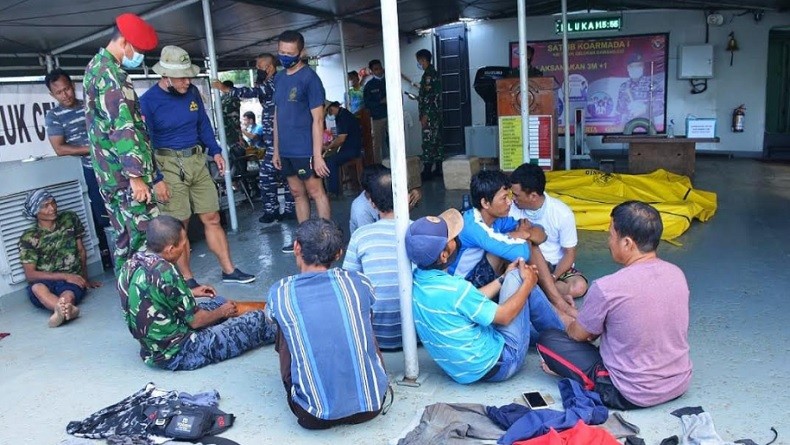 Penumpang kapal motor tenggelam di perairan Teluk Jakarta berhasil dievakuasi, Minggu (21/3/2021). (Foto:istimewa/iNews).