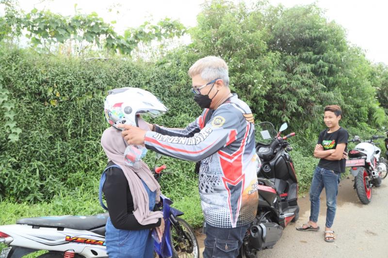 Pemberian helm di sela Kampanye Keselamatan Jalan di Magelang
