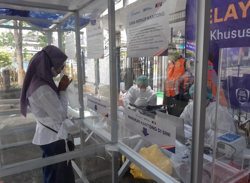 Calon penumpang kereta api jarak jauh melakukan tes GeNose di Stasiun Bekasi, Jawa Barat pada Senin (22/3/2021).