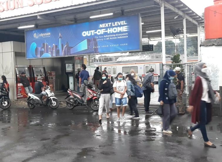 Saat KRL datang dari Tanah Abang atau Rangkasbitung di Stasiun Sudimara, sejumlah penumpang turun. Foto: BeritaTrans.com dan Aksi.id.