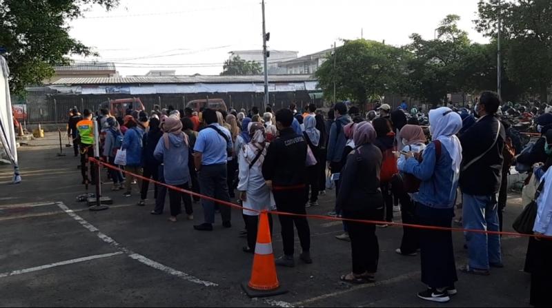 Calon pengguna KRL mengantre di pintu utara Stasiun Bekasi pada Senin (22/3/2021).
