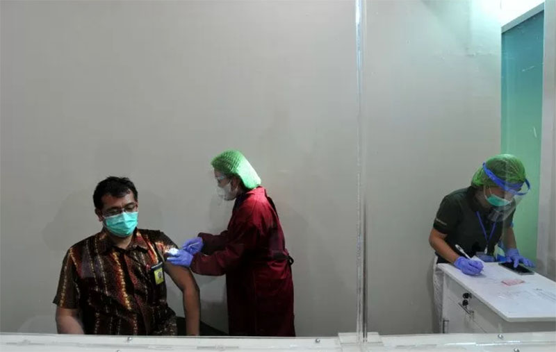 Vaksinator menyuntikkan vaksin COVID-19 kepada petugas bandara di kawasan Terminal Internasional Bandara Internasional I Gusti Ngurah Rai di Badung, (foto:antara.com)