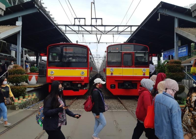 Suasana Stasiun Bekasi, Jawa Barat. Stasiun ini merupakan salah satu stasiun yang ditetapkan kebijakan penggunaan tiket. Pada Kamis 25 Maret 2021, Tiket Harian Berjamin (THB) di stasiun ini akan dihapuskan dan pengguna KRL diwajibkan menggunakan Kartu Multi Trip (KMT).