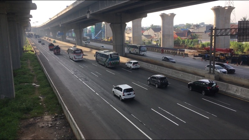 Ruas Tol Cikampek ramai lancar pada Senin (22/3/2021). Foto: BeritaTrans.com.