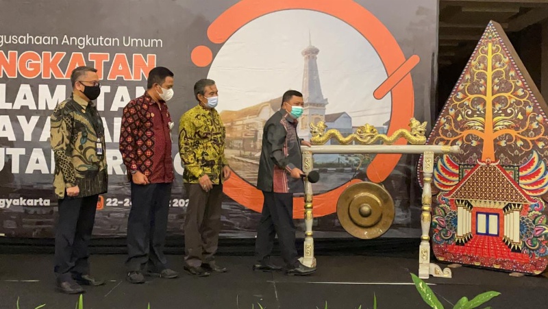 Direktur Angkutan Jalan Ahmad Yani memukul gong tandai pembukaan Semiloka Pengusahaan Angkutan Jalan di Yogyakarta, Senin (22/3/2021) malam