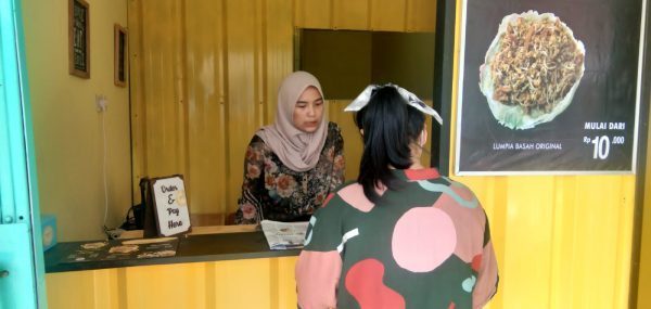 Meirty Nur Farzrina mantan pramugari yang melayani konsumen. (Rendy/BantenNews.co.id)