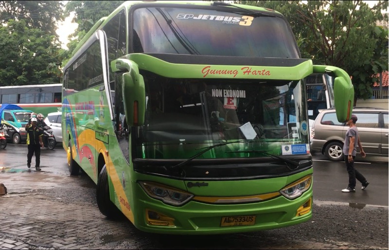 Bus Gunung Harta trayek Ponorogo-Bekasi tiba di pool Bulak Kapal, Bekasi, Senin (22/3/2021). Foto: BeritaTrans.com.