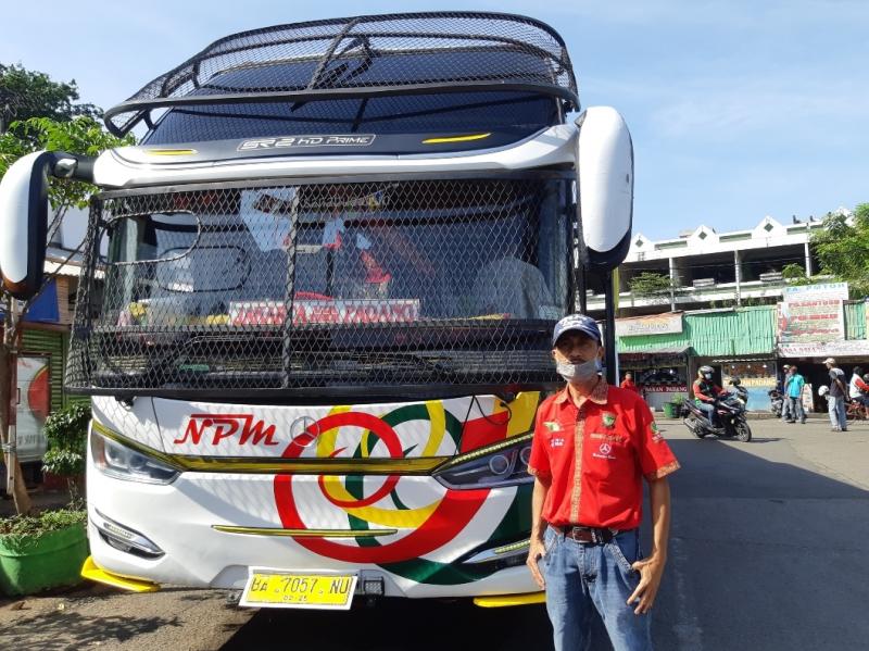 Pengemudi bus NPM Muslim saat menaikan penumpang di Terminal Bekasi.