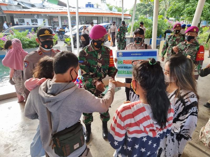 Polres Kepulauan Seribu, bagikan masker (foto:humas reskepseribu) 