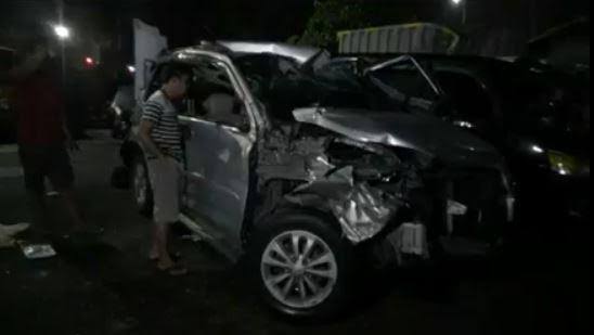 Mobil Daihatsu Terios ringsek ditabrak truk tronton di Tol Cikampek, Karawang, Senin (22/3/2021) malam. Satu orang tewas dan lima luka-luka. Foto: Inews.id