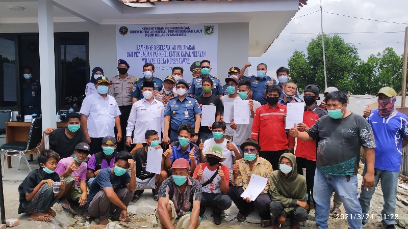 Penyerahan Pas Kecil kepada Nelayan Wisata di Muara Tawar (foto:BeritaTrans.com/ahmad) 