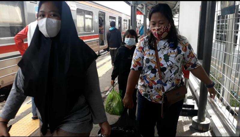 Penumpang turun dari KRL di Stasiun Sudimara, Tangerang Selatan., Rabu (24/3/2021) sore. Foto: BeritaTrans.com dan Aksi.id