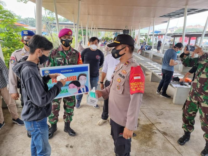 Polres Kepulauan Seribu, bagikan masker. (foto Humas reskepseribu) 