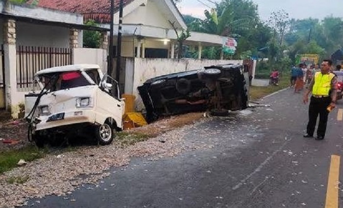 Dua mobil pikap yang diseruduk truk bermuatan sayur menunggu dievakuasi oleh petugas Satlantas Polres Sumenep.