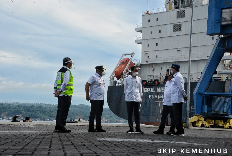 Presiden dan Menhub di Pelabuhan Yos Sudarso, Ambon.