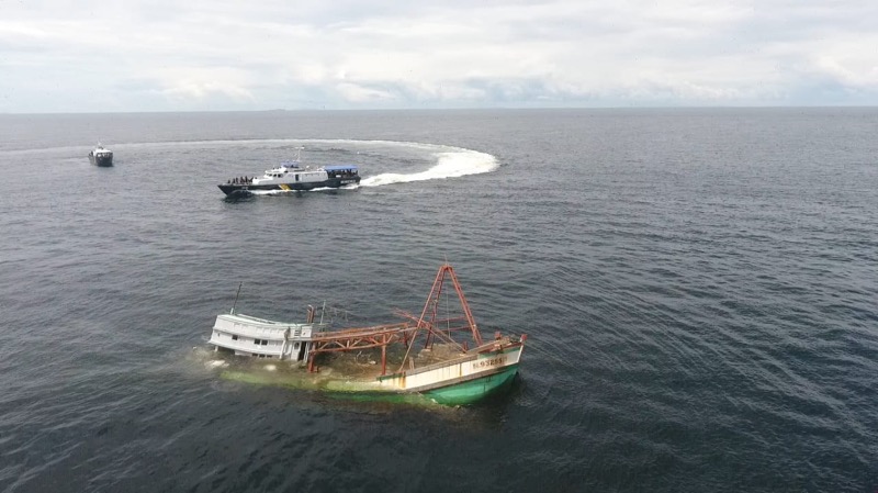 KKP dan Kejari Pontianak musnahkan empat kapal ikan asal Vietnam, Kamis (25/3/2021). Foto: KKP