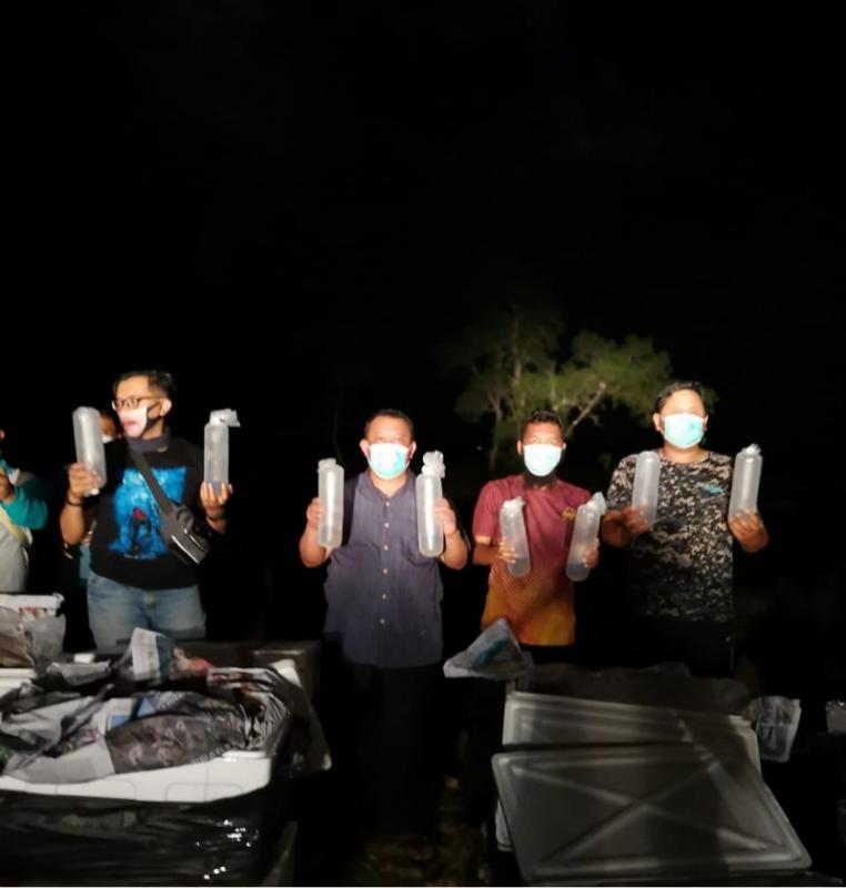 Barang bukti benur yang akan diselundupkan dari hasil penggerebekan gudang penyimpanan di Cisauk.  Foto: KKP
