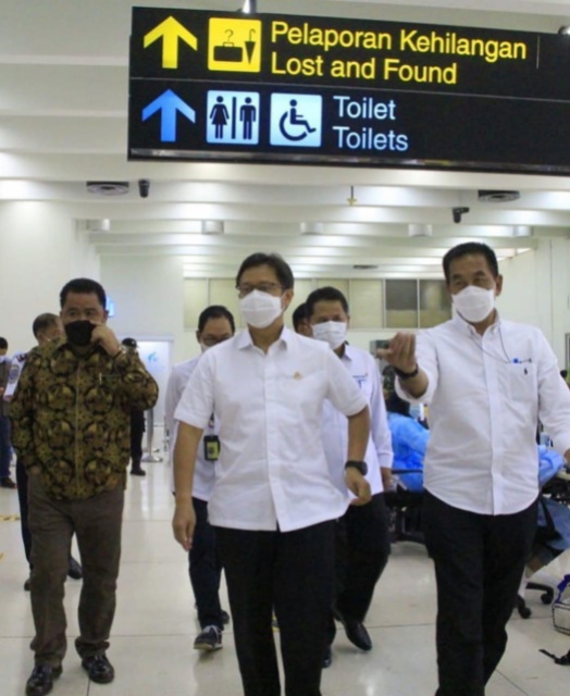 Menkes meninjau kegiatan dan aktivitas di sentra vaksinasi Terminal 1A Bandara Soekarno-Hatta tersebut, didampingi oleh President Director PT Angkasa Pura II (Persero) Muhammad Awaluddin. 