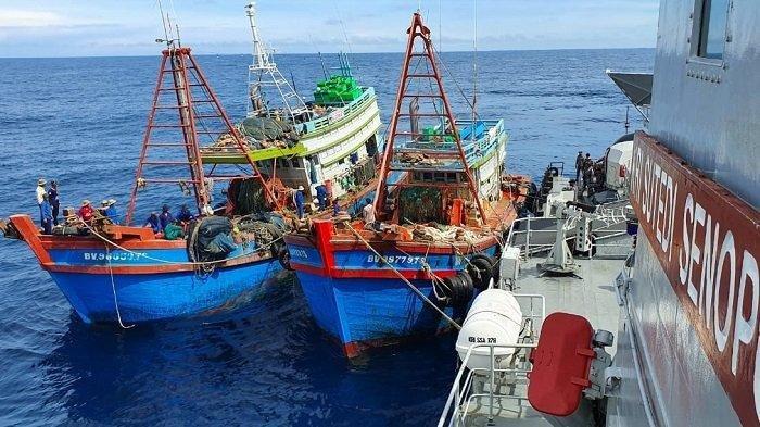 Kapal-kapal tersebut beroperasi secara berkelompok dan mematikan transmitter VMS agar tidak terpantau di Pusat Pengendalian (Pusdal) KKP.