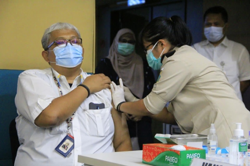 Di 20 bandara yang dikelola PT Angkasa Pura II, termasuk Bandara Soekarno-Hatta, vaksinasi dosis pertama sudah diberikan kepada sekitar 10.000 orang pekerja yang tergabung di dalam Komunitas Bandara AP II.