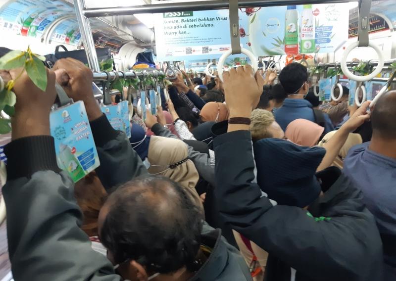 Suasana rangkaian dari arah Jakarta kota menuju Stasiun Cikarang pada Jumat (26/3/2021) sore.
