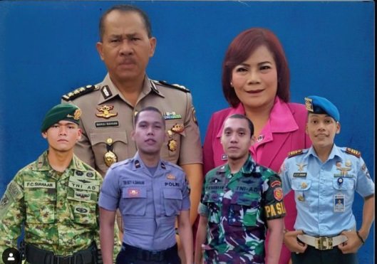 Potret 4 Kakak Adik Sama-Sama Jadi Perwira TNI-Polri bersama orangtuanya.