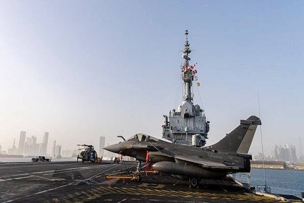 Jet-jet tempur Rafale ditempatkan di atas dek kapal induk bertenaga nuklir Prancis, Charles de Gaulle, saat singgah di Abu Dhabi, Kamis (25/3/2021). Foto/Angkatan Laut Prancis