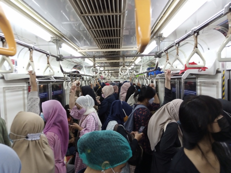 Padatnya kereta khusus perempuan di Stasiun Depok meuju Bogor