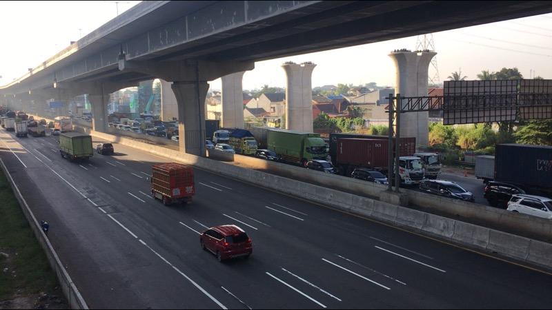 Ruas Tol Cikampek arah Jakarta alami kepadatan kendaraan, Juma (26/3/2021). Foto: BeritaTrans.com.