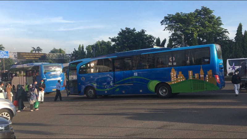 Bus Kota di depan Gerbang Tol Bekasi Timur, Jumat (26/3/2021). Foto: BeritaTrans.com.