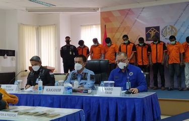Kepala Kantor Imigrasi Bandara Soekarno-Hatta Romi Yudianto saat memimpin konferensi pers kasus visa elektronik palsu di Kantor Imigrasi Bandara Soekarno-Hatta, Kota Tangerang, pada Kamis (25/3/2021).