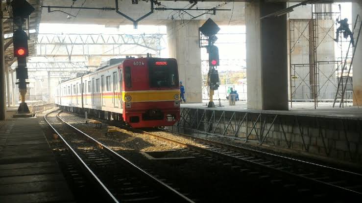 Ilustrasi KRL di Stasiun Manggarai. Foto: BeritaTrans.com.