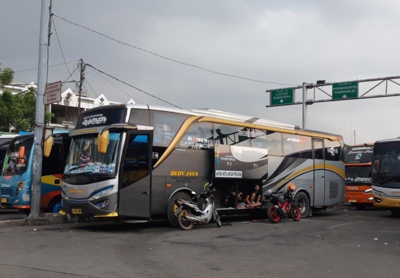 Bus Dedy Jaya sedang parkir di Terminal Bekasi, Jawa Barat.