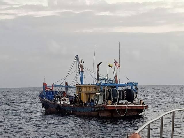 Ilustrasi kapal ilegal fisihing berbendera Malaysia. Foto: KKP