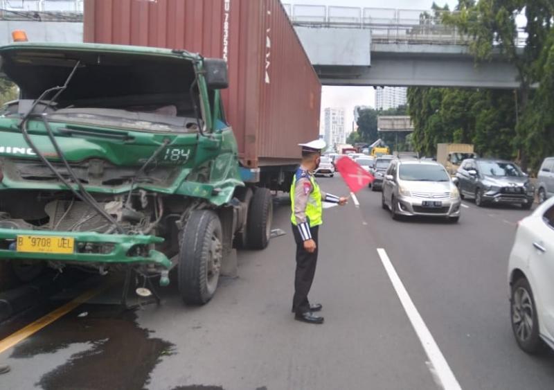 Truk menabrak truk terjadi di Km.20 Fatmawati arah Pondok Pinang, Sabtu (27/3/2021). Foto: Twitter TMC Polda Metro