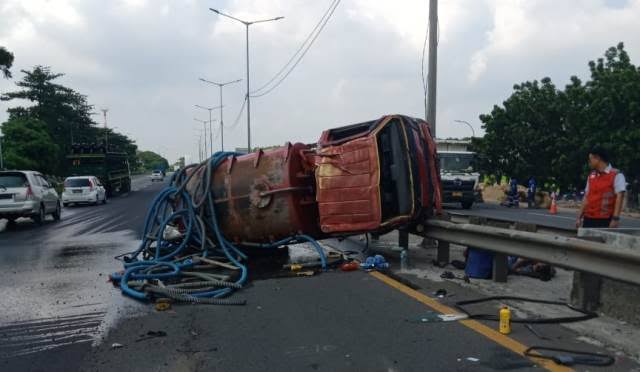 Kecelakaan diduga karena truk yang dikemudikan oleh M Jon (41) mengalami pecah ban. Foto: ilustrasi