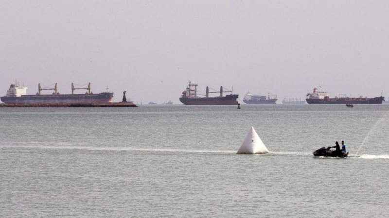 Lebih dari 230 kapal menunggu untuk memasuki Terusan Suez. Foto: EPA.