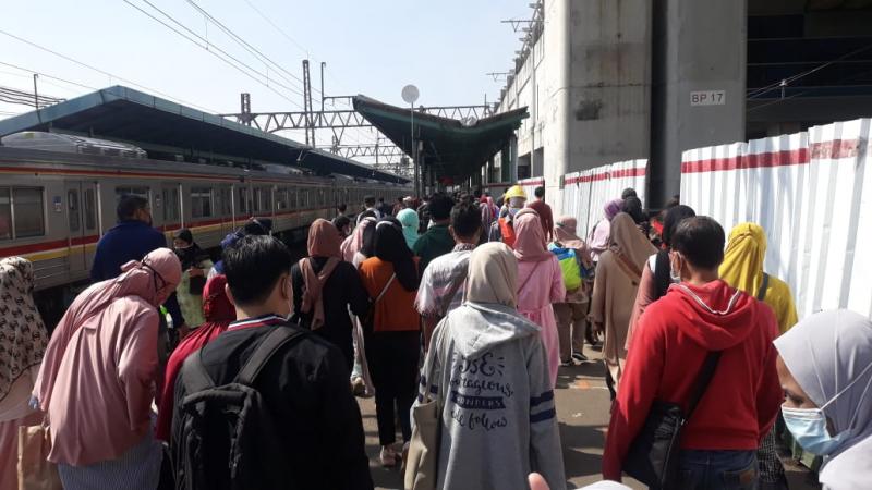 Banyak penumpang KRL hendak pelesiran atau bersilaturahim menjelang Ramadan, Jumat (28/3/2021). Foto: BeritaTrans.com dan Aksi.id