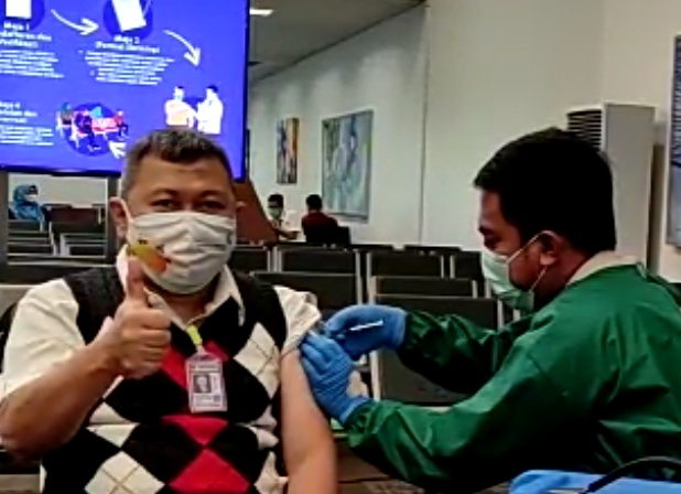 Executive General Manager ( EGM) Bandara Husein Sastranegara, R Iwan Winaya tampak sedang disuntik vaksin. 