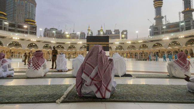 Jemaah sedang bersimpuh menghadap kiblat, Ka`bah, di dalam Masjidil Haram, Mekah.