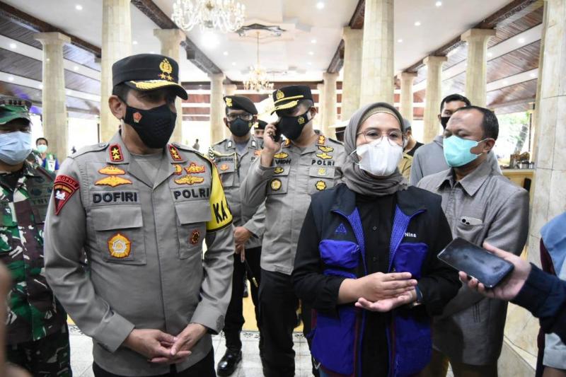 Kapolda Jawa Barat Irjen Ahmad Dofiri bersama Bupati Indramayu Nina Agustina berada di Pendopo Kabupaten Indramayu salah satu lokasi pengungsian warga terdampak kebakaran tangki produk kilang Pertamina Balongan. (Ist.)