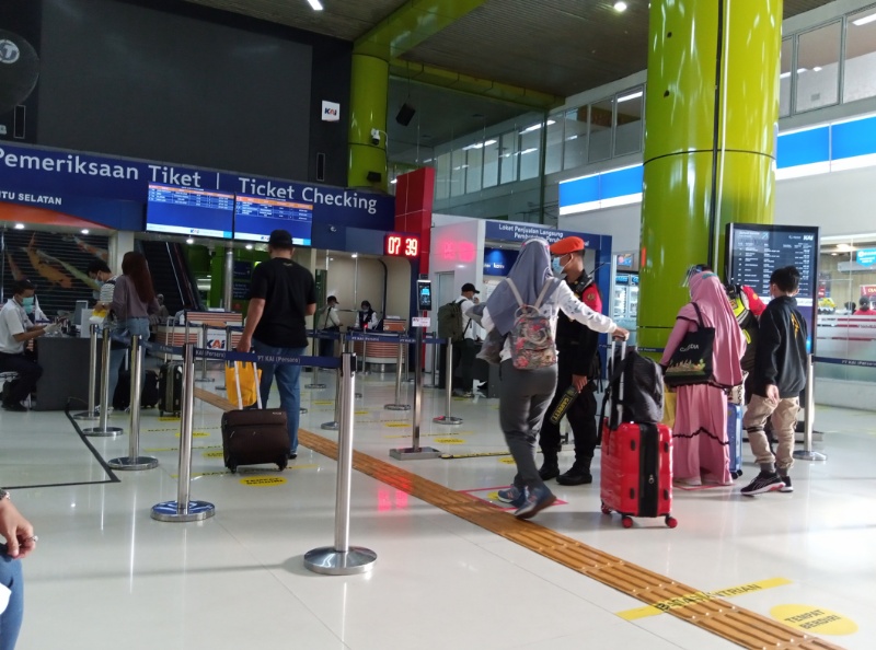 Suasana di Stasiun Besar Gambir