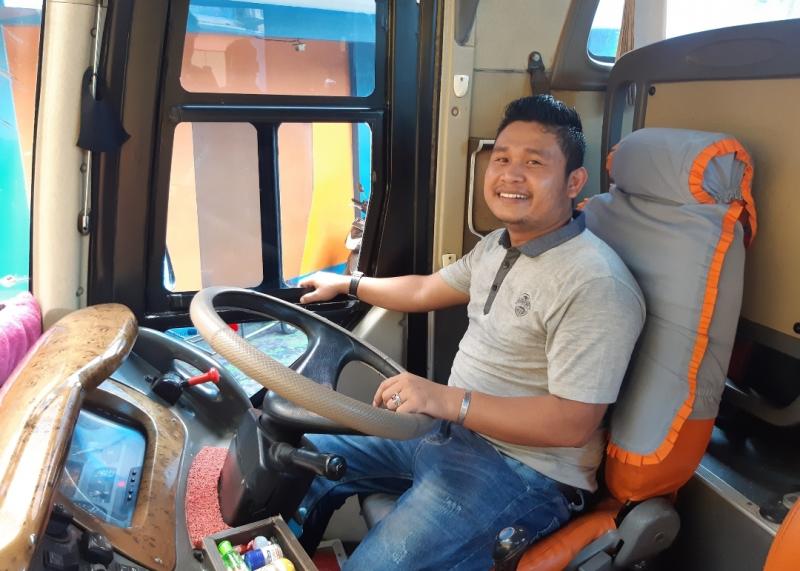 Pengemudi bus PO ALS lintas Jakarta-Medan tengah menaikkan penumpang di agen ALS Bekasi.
