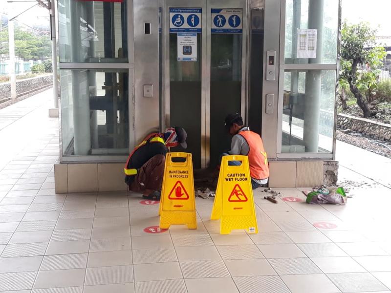 Renovasi lantai di Stasiun Bekasi Timur, BeritaTrans.com dan Aksi.id melihat pada Selasa (30/3/2021), menyebabkan lift untuk sementara tak diaktifkan. 