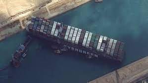 Kapal kontainer raksasa terdampar di Terusan Suez Mesir. (Foto: AFP)